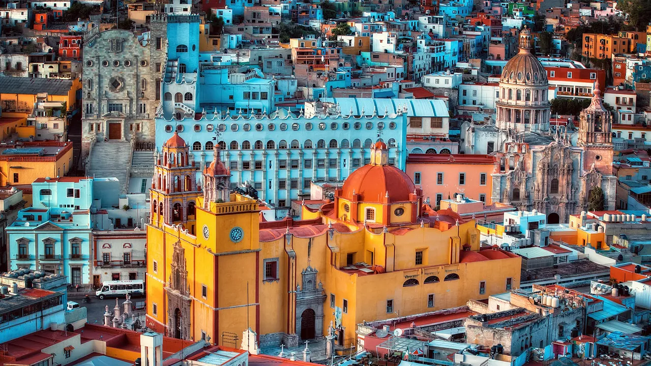 Street market in Guanajuato with handmade crafts and textiles