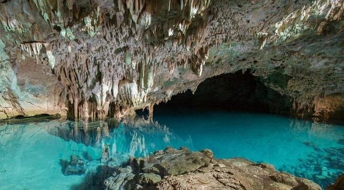 Keindahan Gua Rangko: Kolam air asin berwarna biru jernih yang dikelilingi stalaktit dan stalagmit menakjubkan di dalam Gua Rangko, Flores