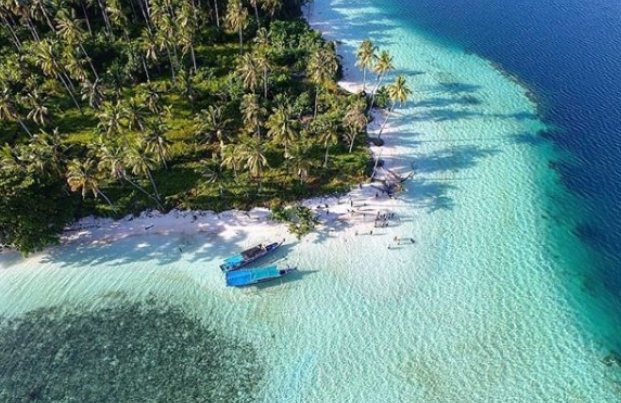 Pulau Balak: Keindahan Pantai Berpasir Putih dan Lautan Biru - Menyuguhkan pemandangan spektakuler