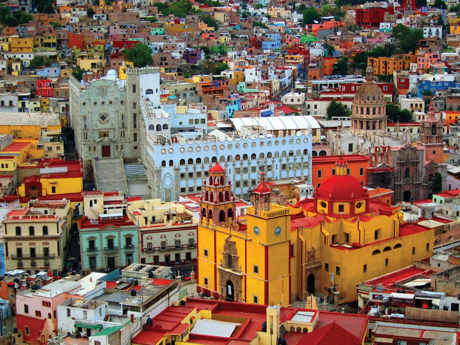 Juárez Theater illuminated at night in Guanajuato