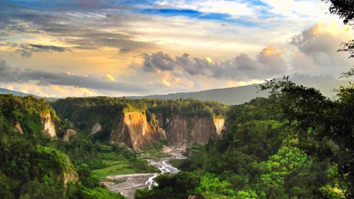 Ngarai Sianok: Keajaiban Alam yang Menakjubkan di Sumatera Barat