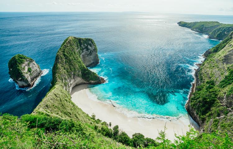 Pantai Kelingking di Nusa Penida dengan tebing-tebing dramatis dan laut biru yang memukau, menjadikannya spot fotografi favorit wisatawan