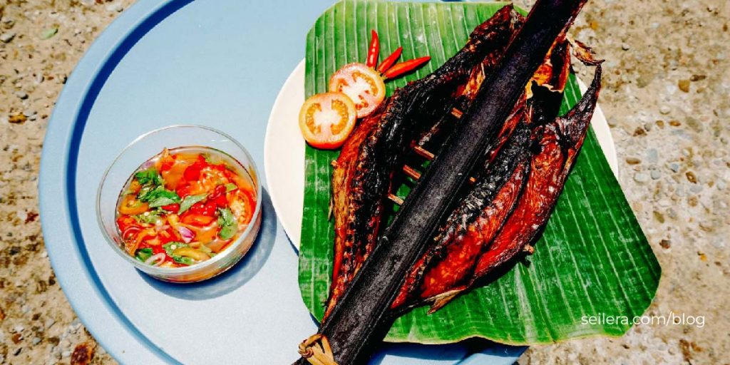 Ikan Asar khas Maluku yang lezat dengan cita rasa khas asap, disajikan sempurna dengan nasi hangat
