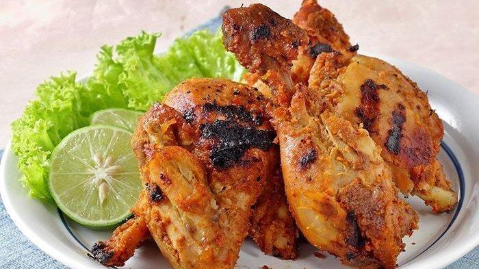 Ayam Bakar Padang Tradisional: Seporsi Ayam Bakar Padang yang menggugah selera, disajikan dengan bumbu rempah khas dan nasi putih hangat