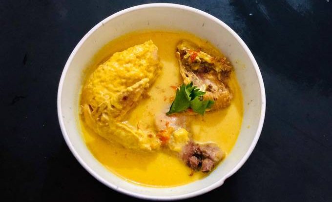 Hidangan Uta Dada Khas Bugis: Seporsi Uta Dada dengan potongan ayam berbumbu rempah