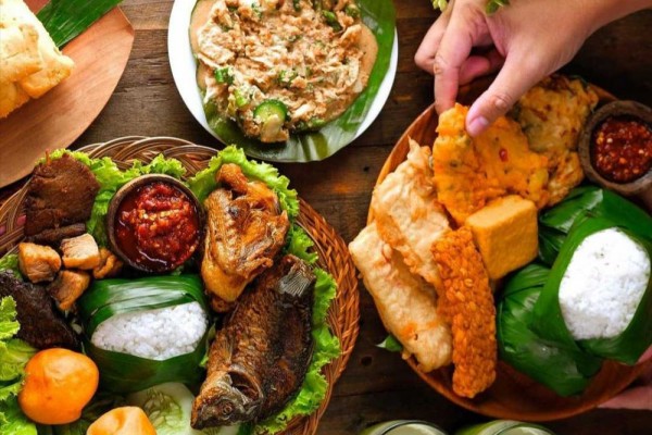 nasi-lawar-bali-kenikmatan-kuliner-sangat-lezat