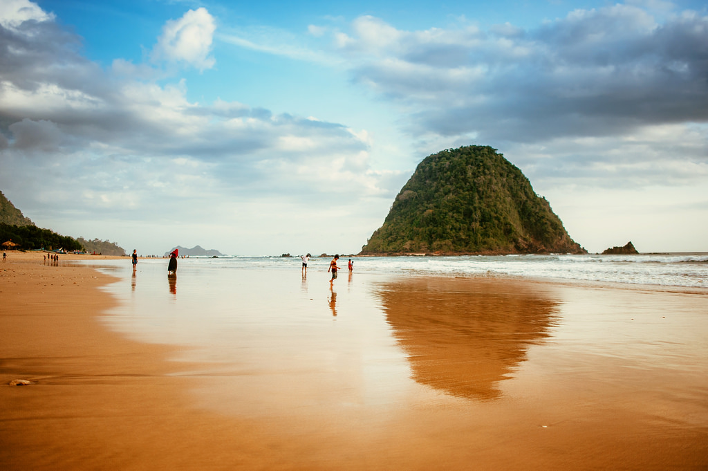 Pantai Pulau Merah